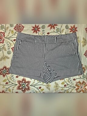 New York & Company women's dress shorts size 16, like new, never worn!